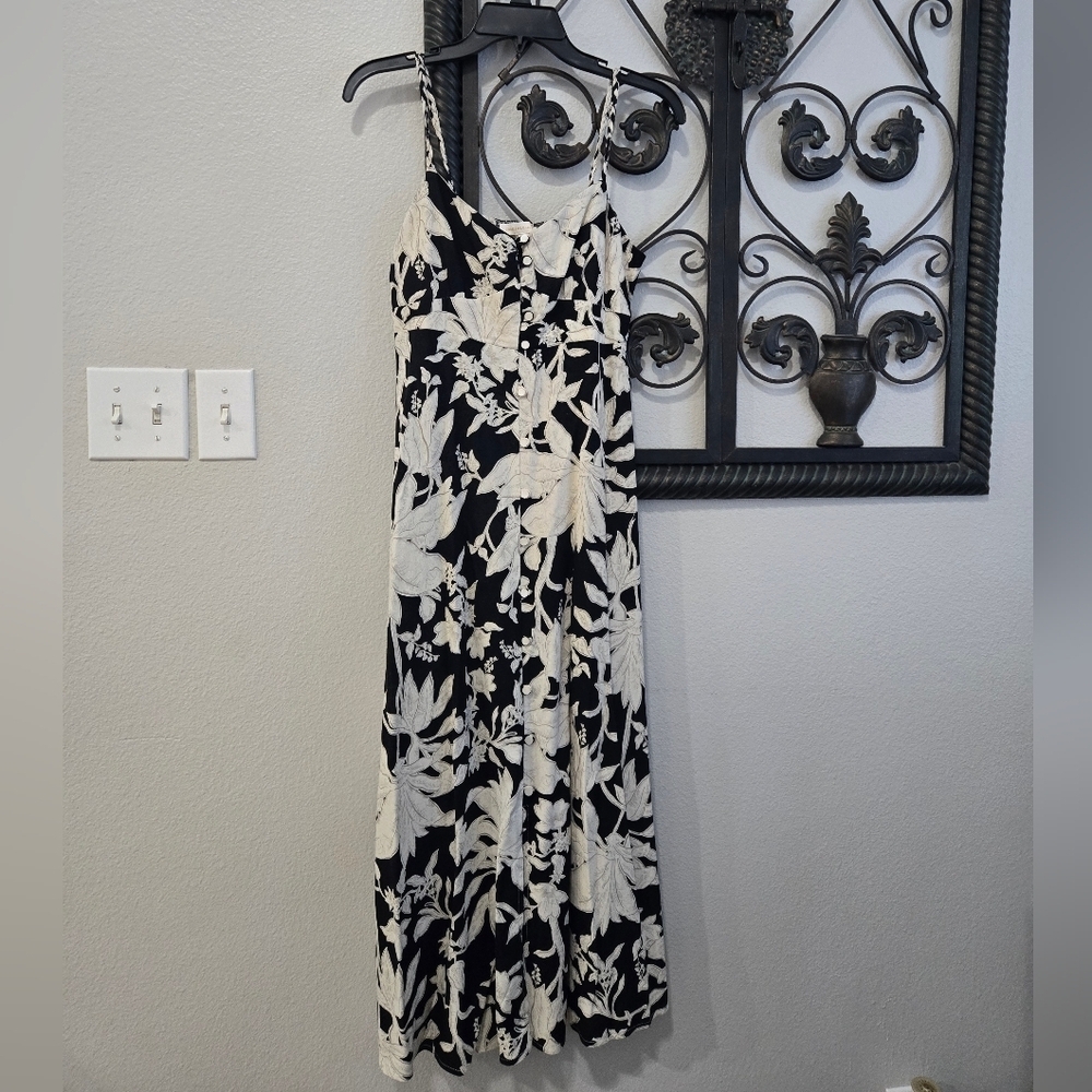Monteau Los Angeles Elegant Black and White Floral Linen Style Dress